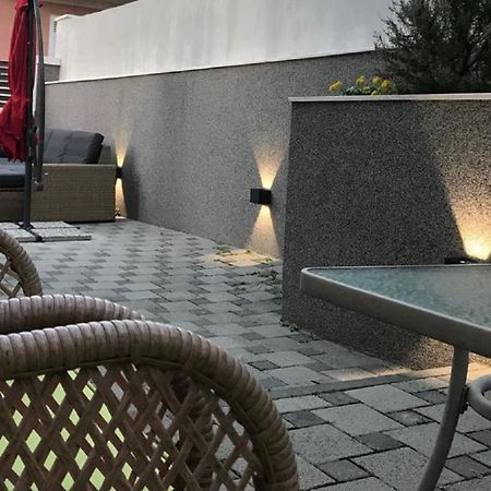 Holiday Home Aspalathos - With Free Parking, Near The Beach, A Few Minutes' Walking Distance To The Unesco Palace Split Buitenkant foto