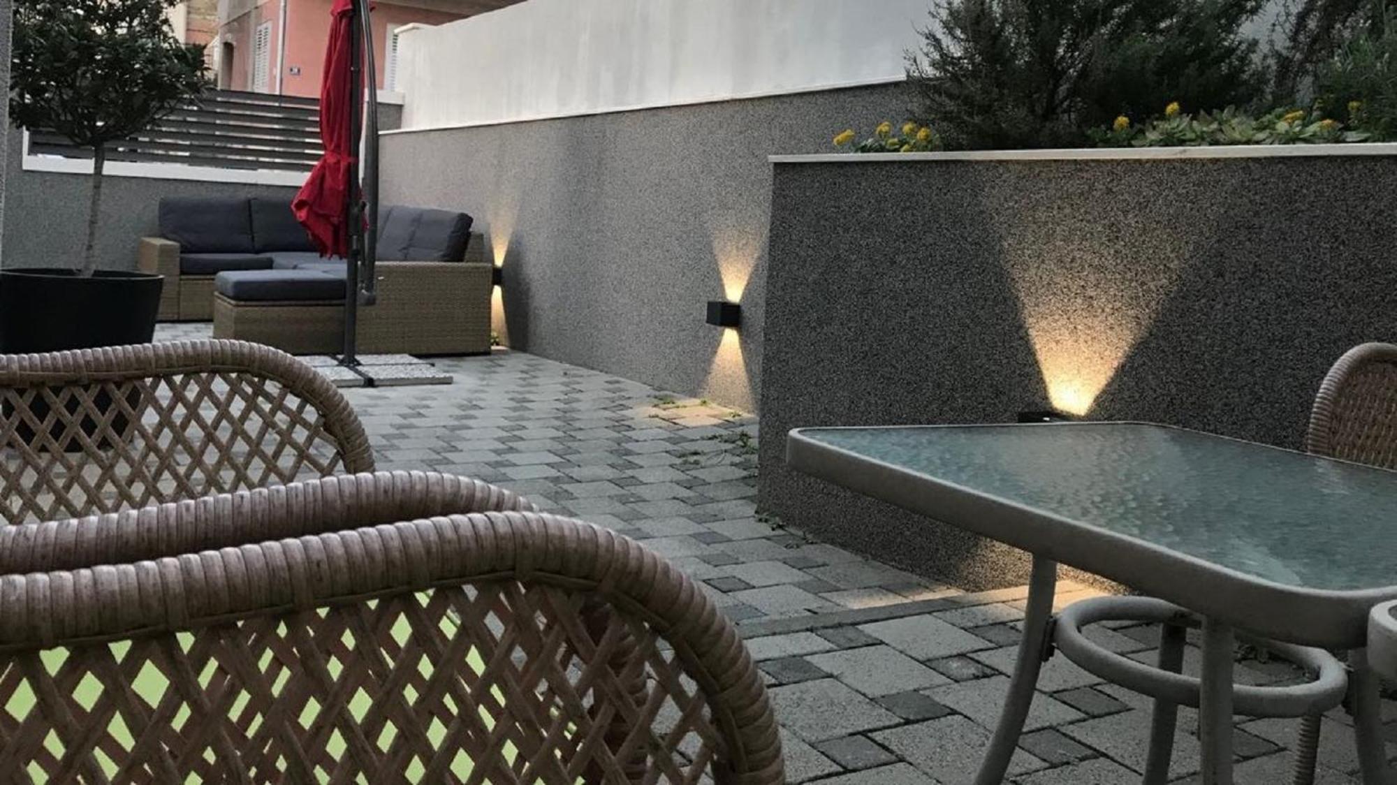 Holiday Home Aspalathos - With Free Parking, Near The Beach, A Few Minutes' Walking Distance To The Unesco Palace Split Buitenkant foto