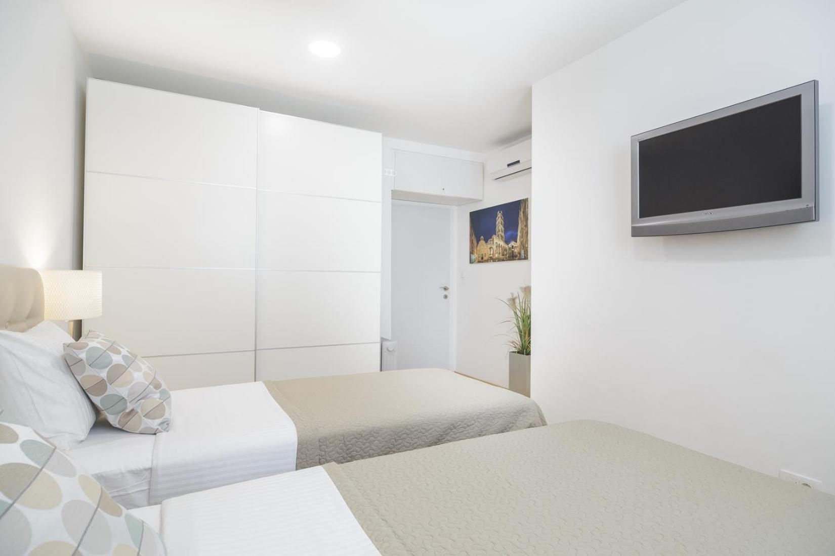 Holiday Home Aspalathos - With Free Parking, Near The Beach, A Few Minutes' Walking Distance To The Unesco Palace Split Buitenkant foto