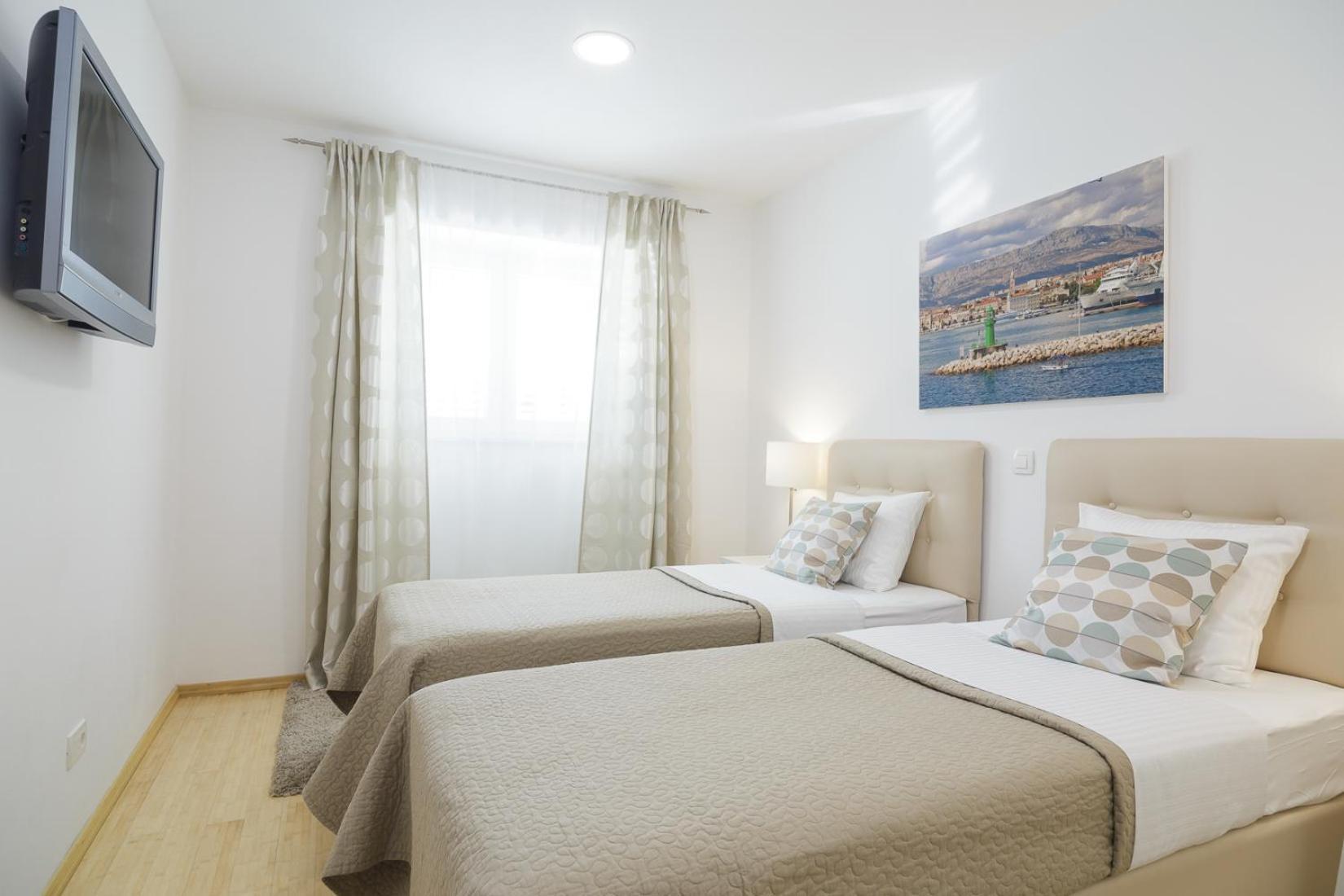 Holiday Home Aspalathos - With Free Parking, Near The Beach, A Few Minutes' Walking Distance To The Unesco Palace Split Buitenkant foto
