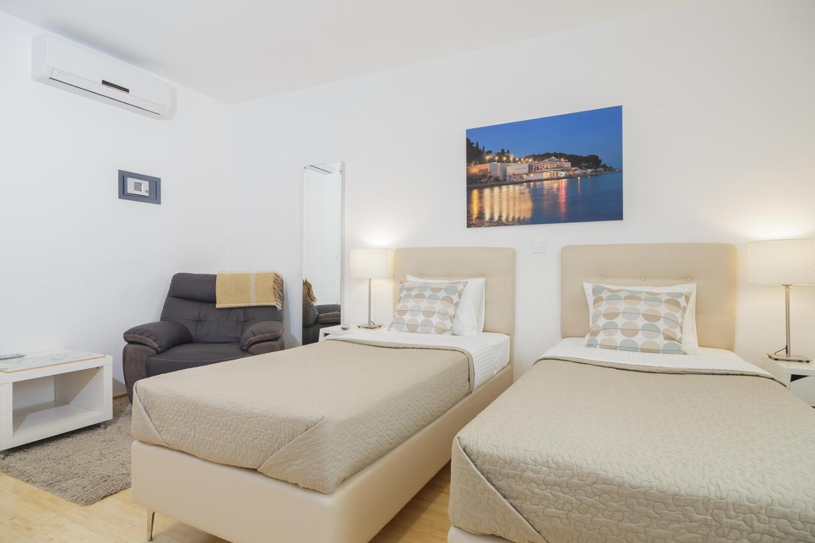 Holiday Home Aspalathos - With Free Parking, Near The Beach, A Few Minutes' Walking Distance To The Unesco Palace Split Buitenkant foto