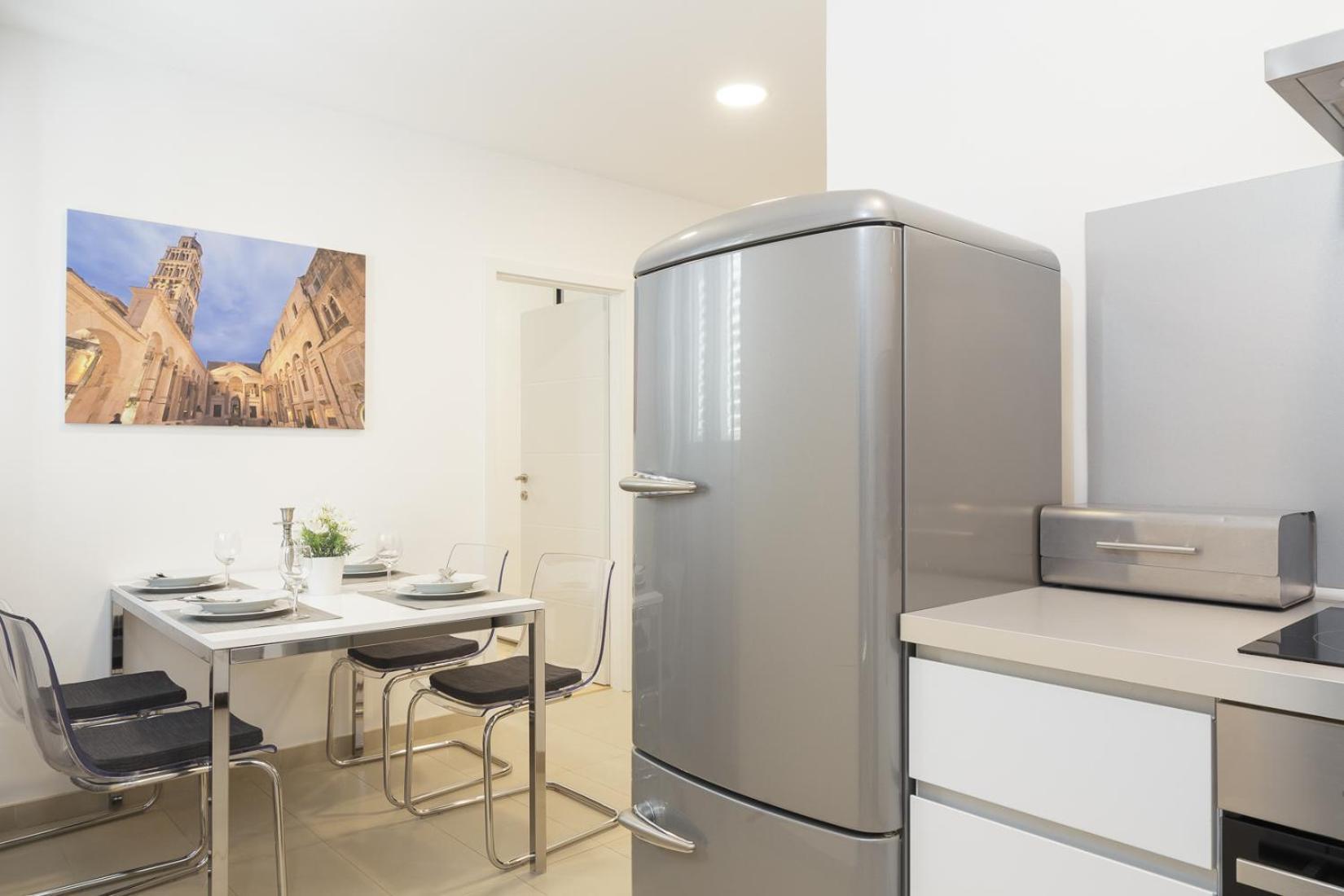 Holiday Home Aspalathos - With Free Parking, Near The Beach, A Few Minutes' Walking Distance To The Unesco Palace Split Buitenkant foto