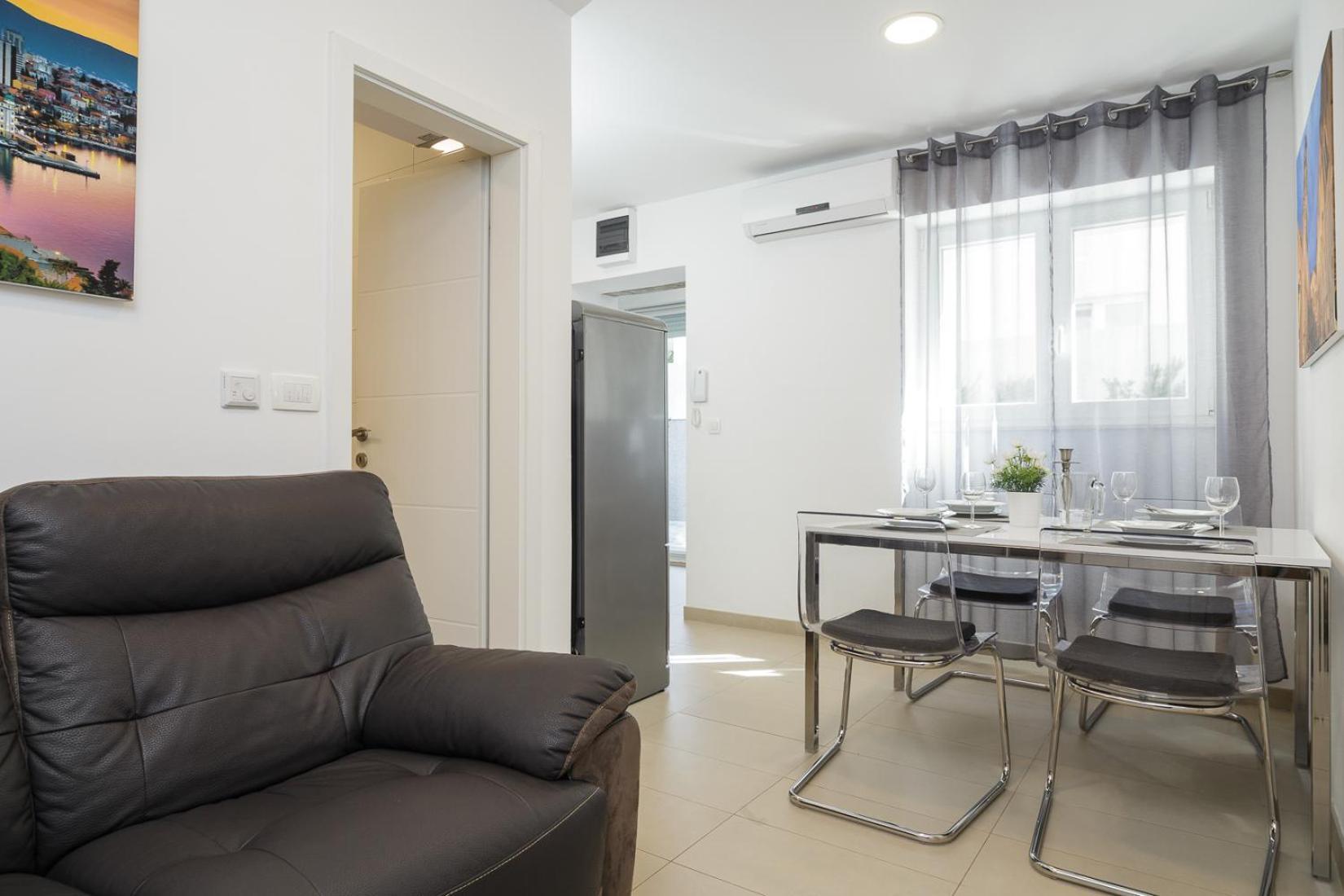 Holiday Home Aspalathos - With Free Parking, Near The Beach, A Few Minutes' Walking Distance To The Unesco Palace Split Buitenkant foto