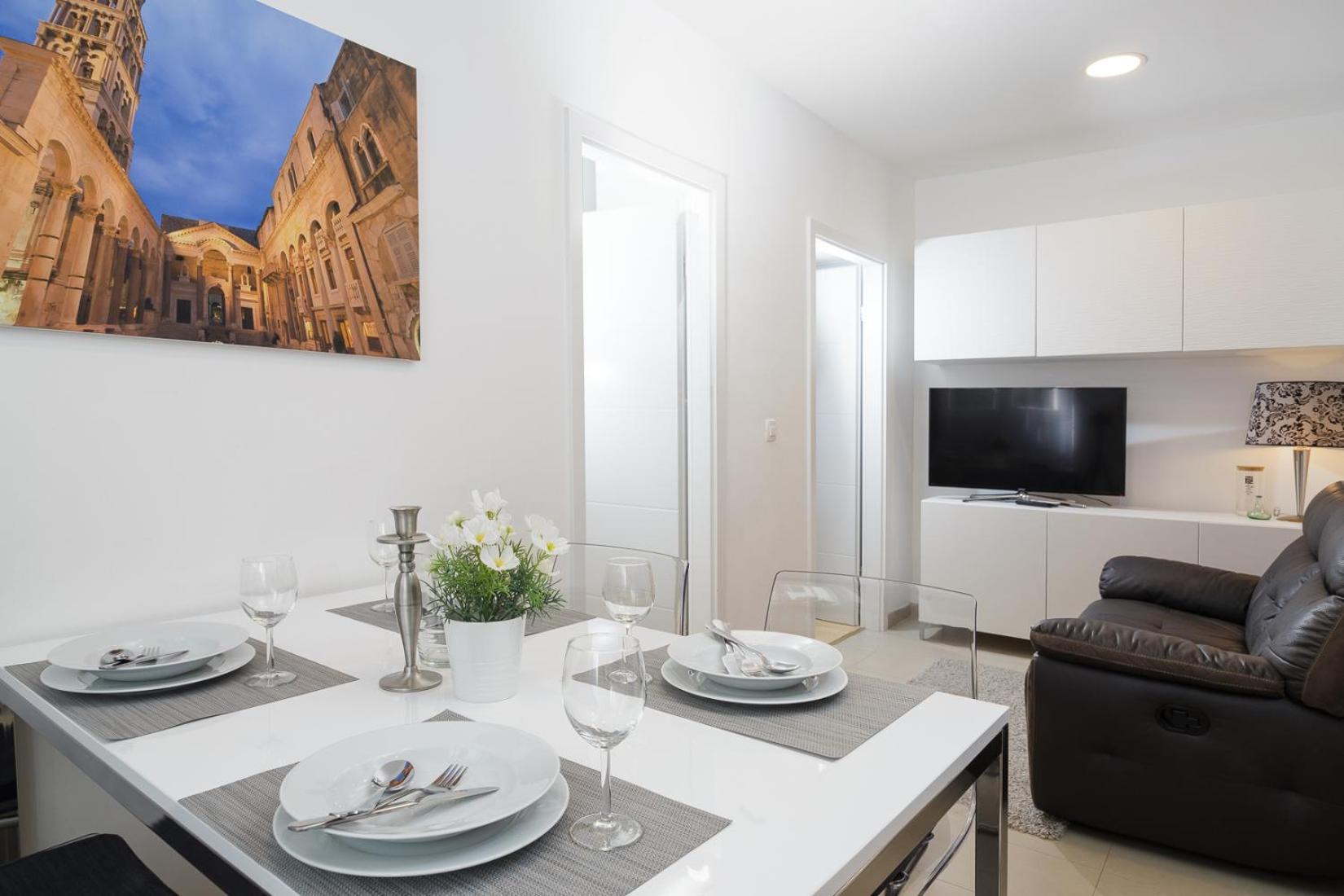 Holiday Home Aspalathos - With Free Parking, Near The Beach, A Few Minutes' Walking Distance To The Unesco Palace Split Buitenkant foto