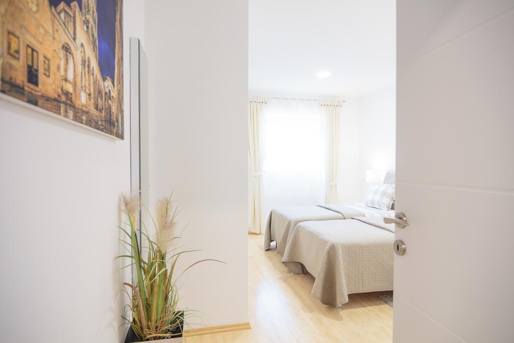 Holiday Home Aspalathos - With Free Parking, Near The Beach, A Few Minutes' Walking Distance To The Unesco Palace Split Buitenkant foto