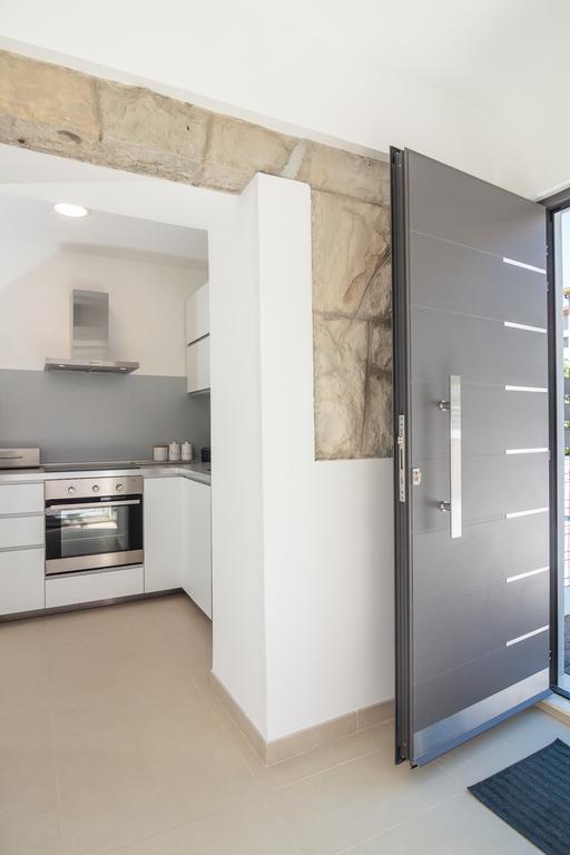Holiday Home Aspalathos - With Free Parking, Near The Beach, A Few Minutes' Walking Distance To The Unesco Palace Split Buitenkant foto