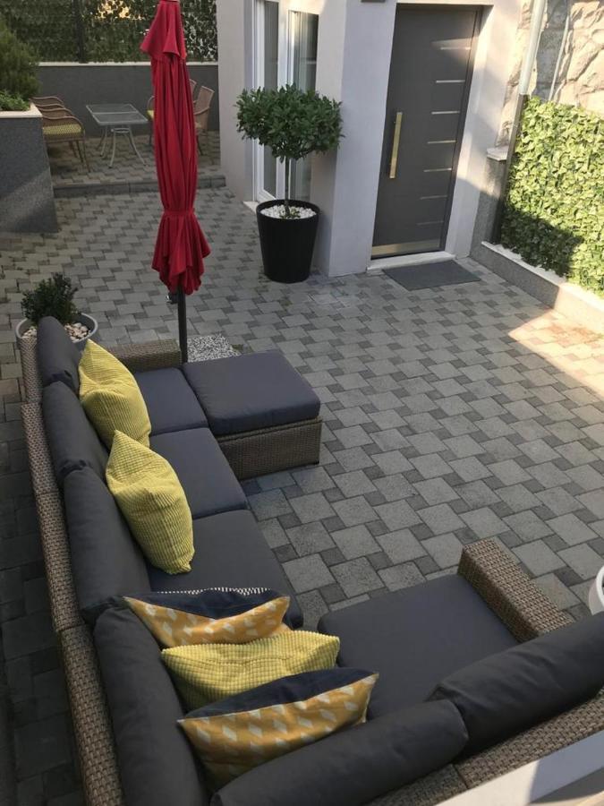 Holiday Home Aspalathos - With Free Parking, Near The Beach, A Few Minutes' Walking Distance To The Unesco Palace Split Buitenkant foto