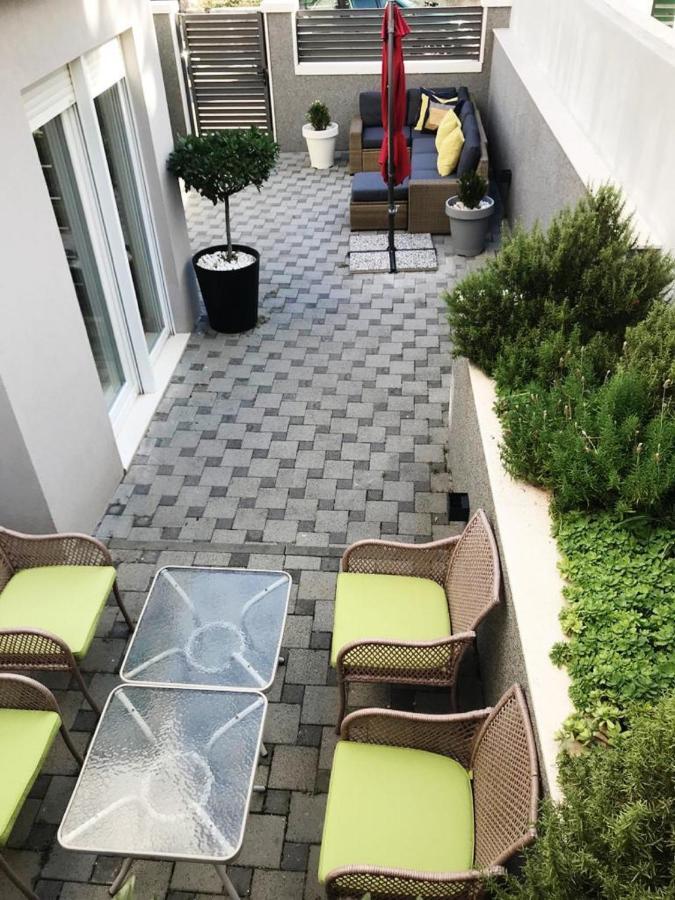 Holiday Home Aspalathos - With Free Parking, Near The Beach, A Few Minutes' Walking Distance To The Unesco Palace Split Buitenkant foto